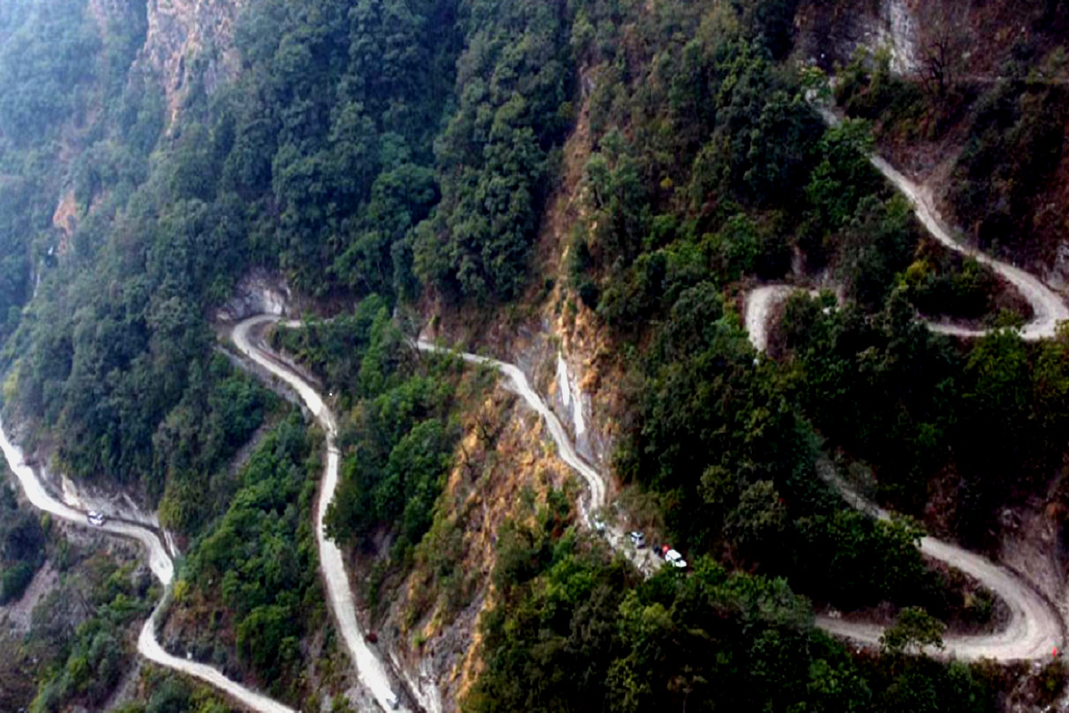 घान्द्रुक सडकको कलाभिरमा रेलिङ निर्माण